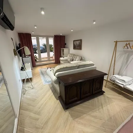 Villa Studio Tirana ティラナ